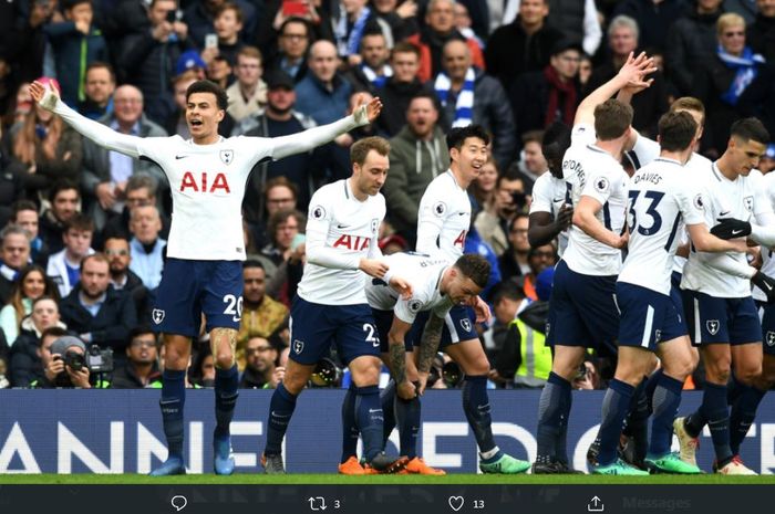 Dele Alli (kiri) merayakan gol Tottenham Hotspur ke gawang Chelsea pada laga di Stamford Bridge di Liga Inggris 2017-2018.