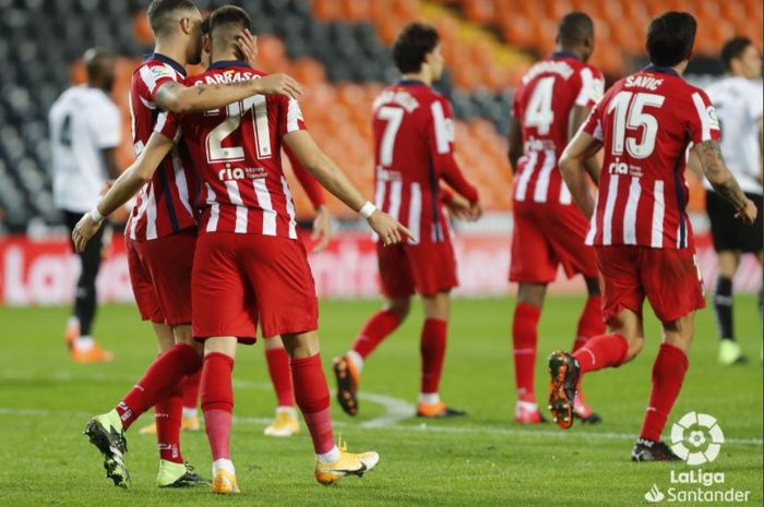 Atletico Madrid sukses mendekati puncak klasemen setelah menang atas Valencia berkat gol bunuh diri bek tengah El Che, Toni Lato.