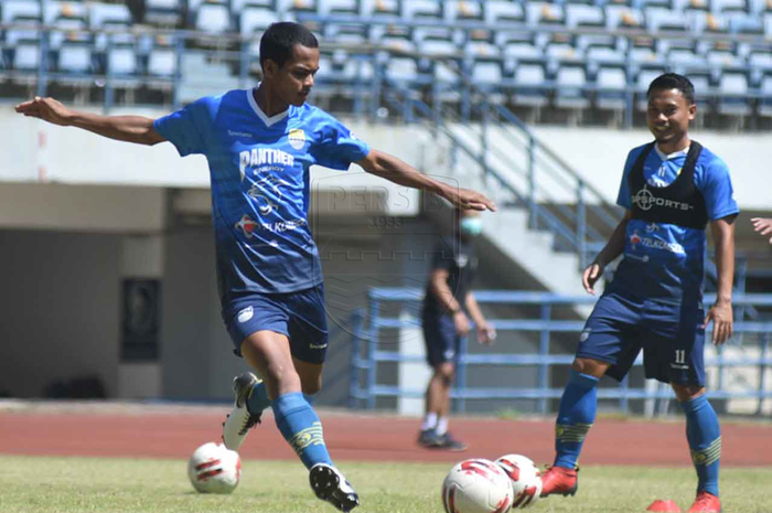 Pemain Persib Bandung, Ardi Maulana, saat menjalani latihan bersama tim.