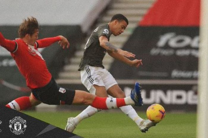 Striker Manchester United, Mason Greenwood, menendang bola dengan ngawur ke gawang kosong sehingga Man United hancur di tangan Southampton dalam laga Liga Inggris.