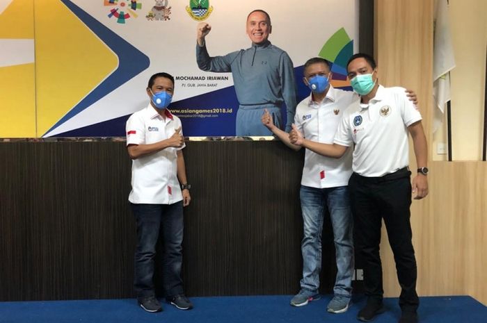 Plt Sekjen PSSI Yunus Nusi (kiri), Waketum PSSI Iwan Budianto (tengah), dan anggota Exco PSSI Yoyok Sukawi (kanan) dalam sosialisasi Youth Fun Juggling Competition di Trans Covention Centre, Bandung.