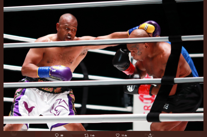 Potret pertarungan Roy Jones Jr (kiri) dan Mike Tyson (kanan) di Staples Center, Los Angeles, California, Amerika Serikat, Minggu (29/11/2020).