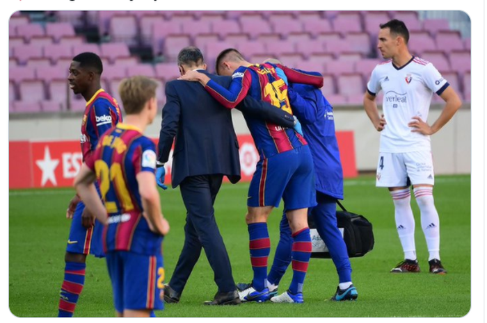 Bek Barcelona, Clement Lenglet (tengah), harus dibopong saat berjalan keluar lapangan usai mendapat cedera kala bermain dalam laga kontra Osasuna di pekan ke-11 Liga Spanyol 2020-2021.