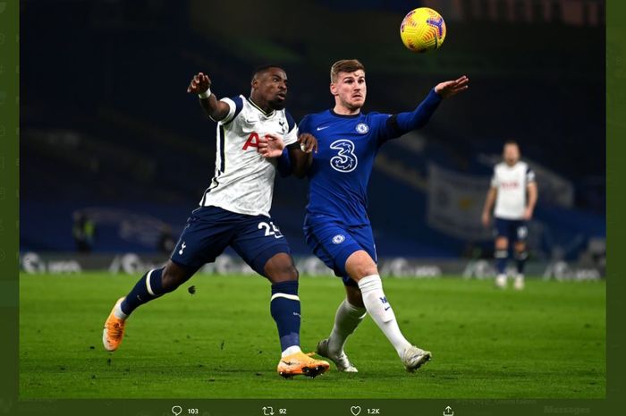 Timo Werner berebut bola dengan Serge Aurier.