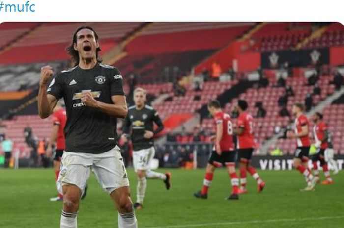 Striker Manchester United, Edinson Cavani, merayakan gol yang dicetak ke gawang Southampton dalam laga Liga Inggris di Stadion St. Mary's, Minggu (29/11/2020).