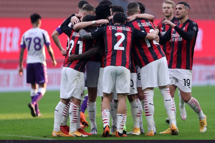 Para pemain AC Milan mengerubungi Franck Kessie usai menjebol gawang Fiorentina dalam kemenangan 2-0 pada lanjutan Liga Italia 2020-2021.