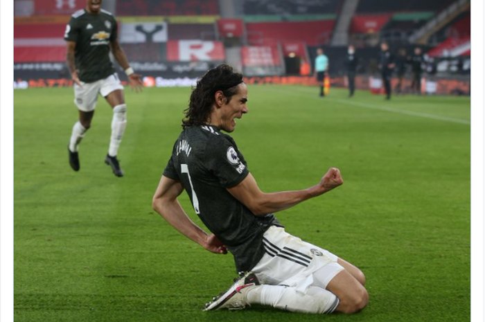 Striker Manchester United, Edinson Cavani, merayakan gol yang ia cetak ke gawang Southampton di pekan ke-10 Liga Inggris 2020-2021.