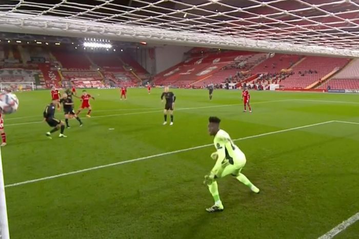 Tendangan Curtis Jones menerpa tiang gawang Andre Onana dalam laga Liverpool Vs Ajax dalam matchday 5 Liga Champions grup D di Anfield, Selasa (1/12/2020) atau Rabu dini hari WIB. 