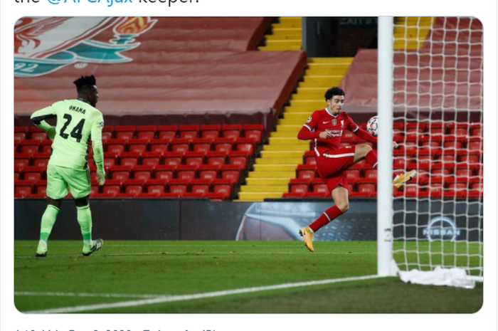 Gelandang Liverpool, Curtis Jones (kanan) memanfaatkan blunder yang dibuat oleh kiper Ajax Amsterdam, Andre Onana, untuk mencetak gol dalam laga matchday 5grup D Liga Champions 2020-2021.