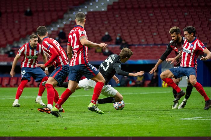 Penyerang Bayern Muenchen, Thomas Mueller, dijatuhkan di dalam kotak penalti ketika berhadapan dengan Atletico Madrid pada matchday kelima Grup A Liga Champions 2020-2021.