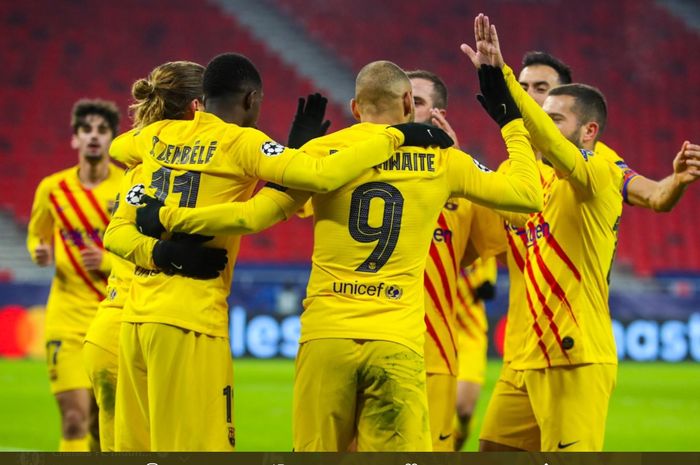 Para pemain Barcelona menyambut Martin Braithwaite usai mencetak gol kedua bagi timnya yang membuat unggul 2-0 atas Ferencvaros pada babak pertama dalam matchday kelima Grup G Liga Champions 2020-2020-2021.