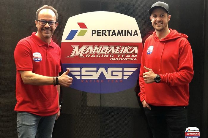 Kepala tim SAG Racing, Edu Perales, dan pembalap SAG, Thomas Luthi, berfoto bersama logo baru tim menyusul kerja sama dengan Mandalika Racing Team.