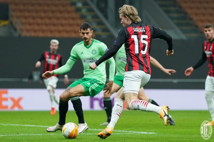 Winger AC Milan, Jens Petter Hauge, mencoba melewati barisan pertahanan Celtic pada matchday kelima Liga Europa, Kamis (3/12/2020) atau Jumat dini hari WIB.