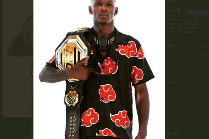 Juara kelas menengah UFC, Israel Adesanya, saat memamerkan sabuk miliknya dengan memakai pakaian bercorak-corak khas di anime Naruto.