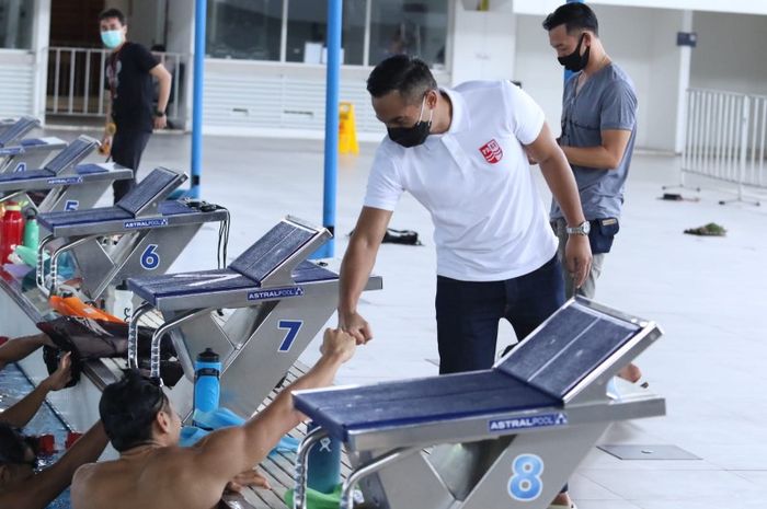 Ketua Umum PB PRSI mengunjungi pelatnas renang untuk Olimpiade Tokyo 2020 di Stadion Akuatik Gelora Bung Karno, Senayan, Jakarta, Sabtu (5/12/2020)