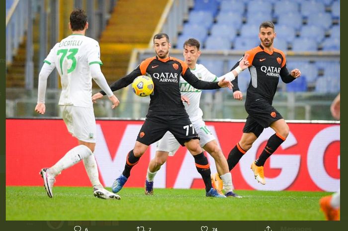 Henrik Mkhitaryan mencetak gol yang dianulir wasit dalam laga AS Roma vs Sassuolo, 6 Desember 2020.