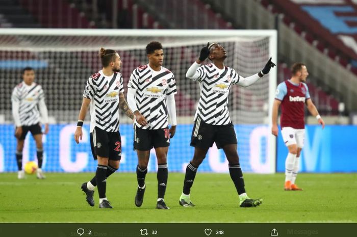 Paul Pogba (kanan) merayakan golnya dalam laga West Ham United vs Manchester United, 5 Desember 2020.