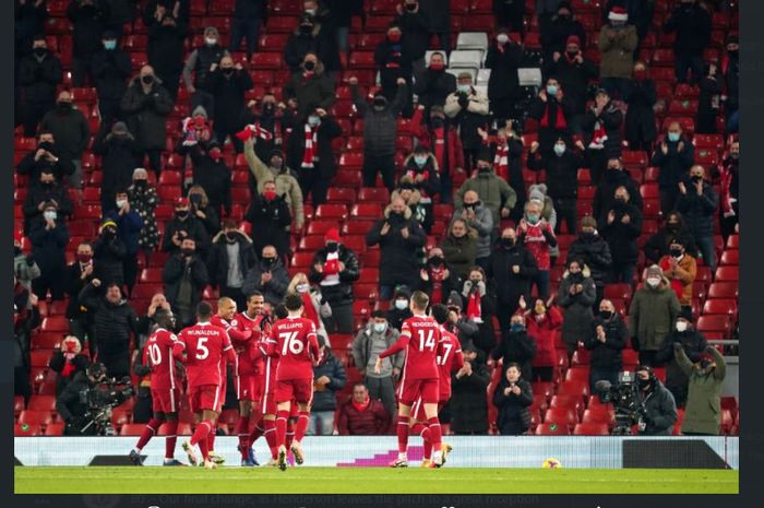 Para pemain Liverpool merayakan gol di depan suporter mereka di Anfield.