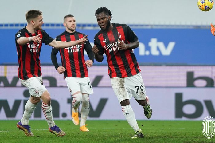 Pemain AC Milan, Franck Kessie (kanan), merayakan gol ke gawang Sampdoria dalam laga pekan ke-10 Liga Italia 2020-2021 pada Minggu (6/12/2020) waktu setempat atau Senin pukul 02.45 WIB. 