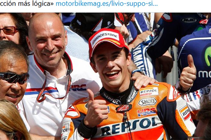 Livio Suppo (baju putih), ketika menjadi manajer tim Repsol Honda. Tampak Suppo berpose bersama Marc Marquez dan Wakil Presiden HRC, Shuhei Nakamoto (memakai kacamata).