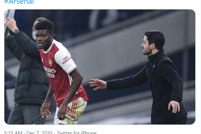 Momen ketika pelatih Arsenal, Mikel Arteta (kanan) memerintahkan Thomas Partey untuk segera masuk lagi ke dalam lapangan dalam pertandingan melawan Tottenham Hotspur di pekan ke-11 Liga Inggris 2020-2021.