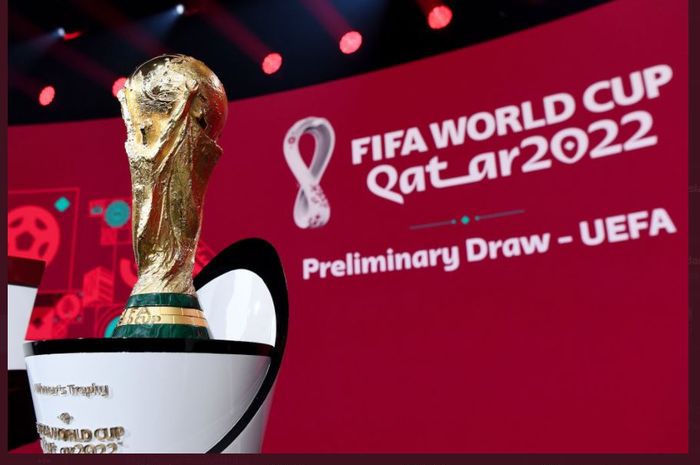 Trofi juara Piala Dunia dipamerkan dalam momen undian kualifikasi Piala Dunia 2022 untuk Zona Eropa.