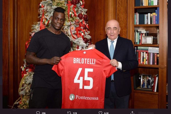 Mario Balotelli (kiri) bersama Adriano Galliani selepas meneken kontrak untuk AC Monza.