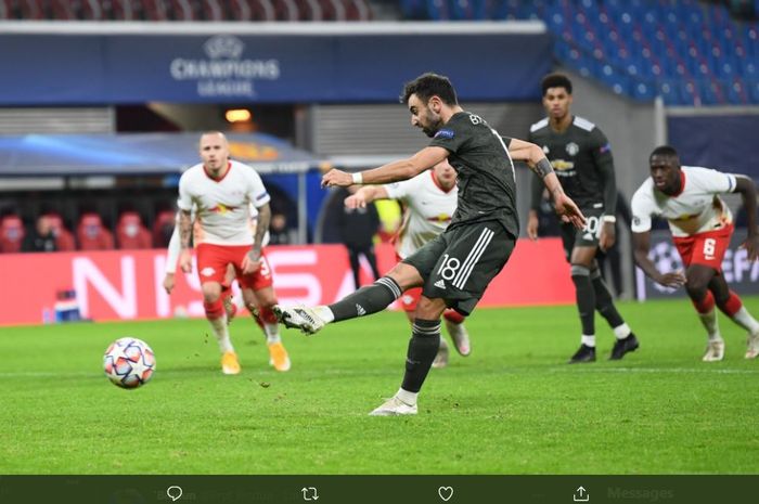 Bruno Fernandes mencetak gol penalti untuk Manchester United ke gawang RB Leipzig.Manchester United mengulangi catatan buruk pada tahun 2003 atau 17 tahun yang lalu usai kebobolan 3 gol atas RB Leipzig di Liga Champions 2020-2021, Selasa (8/12/2020)