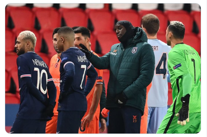 Striker Paris Saint-Germain, Kylian Mbappe (kedua dari kiri) dan Neymar serta pemain Istanbul Basaksehir saat melakukan protes terkait insiden rasialis di tengah pertandingan matchday 6 grup H Liga Champions 2020-2021.