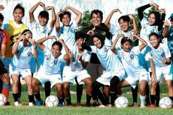 Pelatih Arema FC, Carlos Oliveira, mengunjungi latihan Arema FC Putri di Lapangan Cendrawasih, Universitas Negeri Malang, Selasa (8/12/2020).