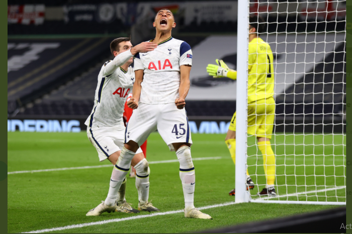 Carlos Vinicius merayakan golnya untuk Tottenham Hotspur ke gawang Royal Antwerp di Liga Europa, 10 Desember 2020.