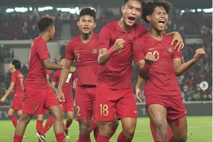 Brylian Aldama (tengah, 18) selebrasi dengan Bagus Kahfi dan Bagas Kaffa saat memperkuat Timnas U-19 Indonesia. 