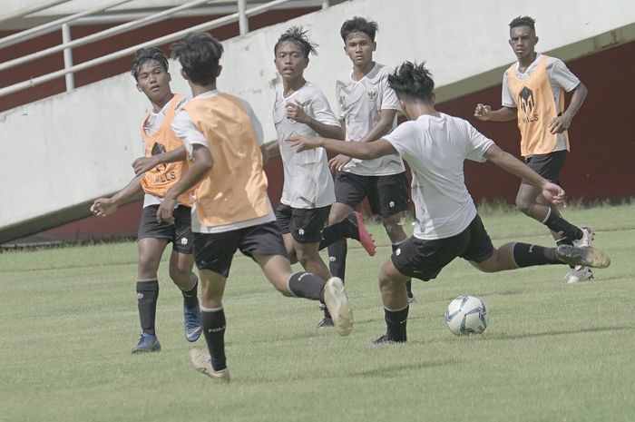 Para pemain timnas U-16 Indonesia berlatih dalam pemusatan latihan di Stadion Maguwoharjo, Yogyakarta.