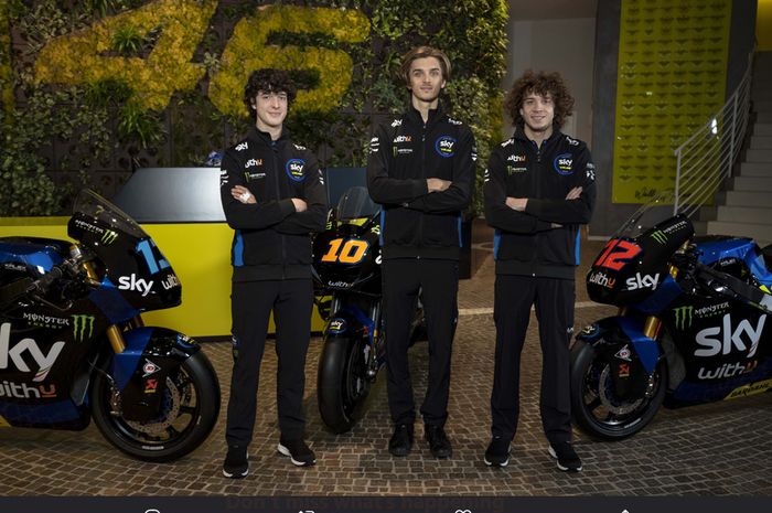 Tiga pembalap Sky Racing VR46: Celestino Vietti, Luca Marini, dan Marco Bezzecchi menghadiri peluncuran livery tim pada kejuaraan MotoGP 2021 di Tavullia, Italia, 10 November 2020.