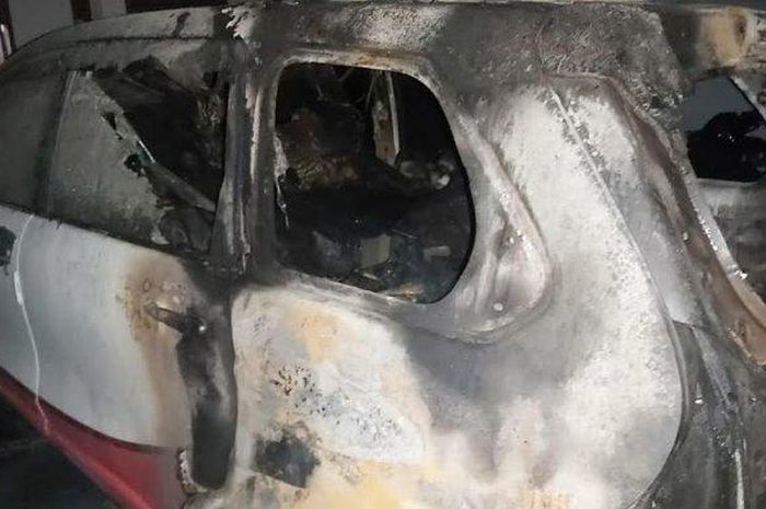 Mobil Avanza milik Fajar di Desa Patoloan, Kecamatan Bone-bone, Kabupaten Luwu Utara, Sulawesi Selatan, dibakar OTK, Jumat (11/12/2020) dini hari. 