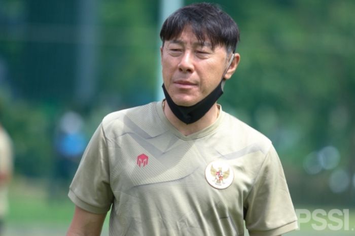 Shin Tae-Yong saat memimpin sesi latihan timnas Indonesia U-19, Sabtu (12/12/2020).