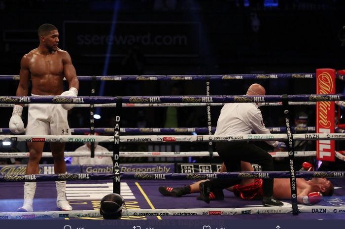 Anthony Joshua (kiri) mengalahkan Kubrat Pulev secara KO pada pertandingan tinju di SSE Arena, London, Inggris, 12 Desember 2020.