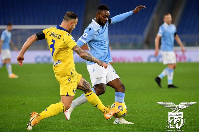 Lazio semakin jauh dari AC Milan dan Juventus usai kalah dari Hellas Verona di kandang dengan skor tipis 1-2.