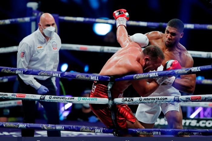 Anthony Joshua, mengalahkan Kubrat Pulev dalam duel tinju kelas berat, Minggu (13/12/2020) WIB di The SSE Arena, London.