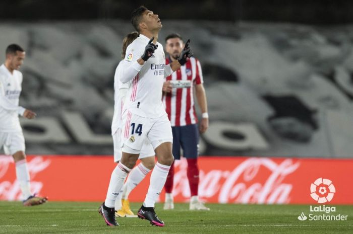 Casemiro melakukan selebrasi usai mencetak gol untuk Real Madrid ke gawang Atletico Madrid dalam laga bertajuk Derbi Madrid pada pekan ketiga belas Liga Spanyol 2020-2021, Sabtu (12/12/2020).