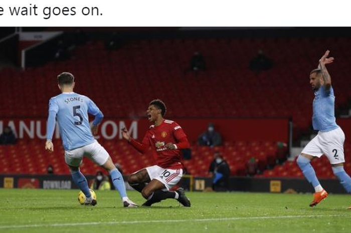 Striker Manchester United, Marcus Rashford (tengah), terjatuh dalam laga Liga Inggris kontra Manchester City di Stadion Old Trafford, Sabtu (12/12/2020).