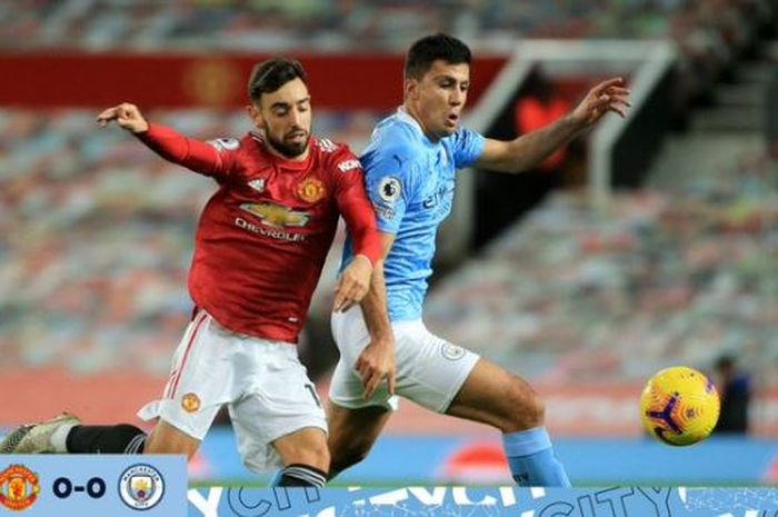 Gelandang Manchester United, Bruno Fernandes, berduel dengan gelandang Manchester City, Rodri, dalam laga Liga Inggris di Stadion Old Trafford, Sabtu (12/12/2020).