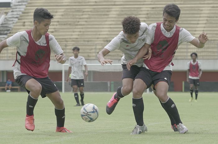 Para pemain timnas U-16 Indonesia saat mengikuti gim internal di Stadion Maguwoharjo, Sleman, Yogyakarta, Sabtu (12/12/2020).