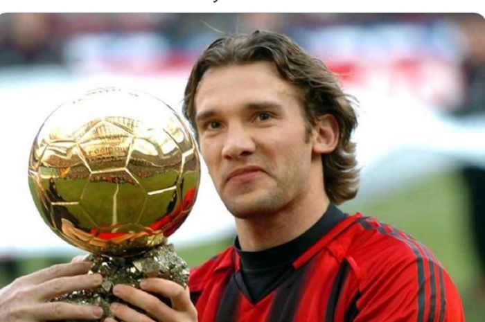 Pemain legendaris AC Milan, Andriy Shevchenko, memamerkan penghargaan Ballon d'Or 2004.