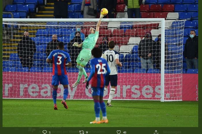 Kiper Crystal Palace, Vicente Guaita, bahu membahu menyelamatkan gawang dari serbuan Tottenham Hotspur.