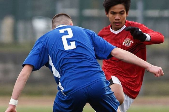 Kapten Timnas U-19 Indonesia David Maulana (kanan) berusaha melewati rintangan lawan. Alumni Garuda Select ini memiliki potensi besar berkarier di klub Eropa.