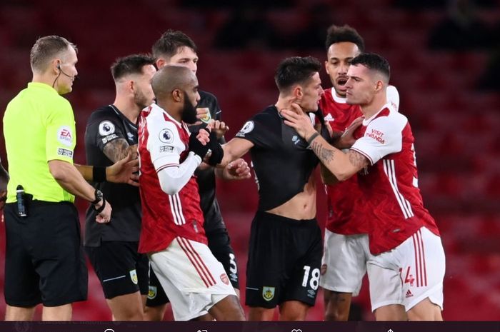 Momen gelandang Arsenal, Granit Xhaka, mencekik pemain Burnley, Ashley Westwood, sebelum diganjar kartu merah pada laga lanjutan Liga Inggris pekan ke-12,Minggu (13/12/2020) atau Senin (14/12/2020) dini hari WIB.