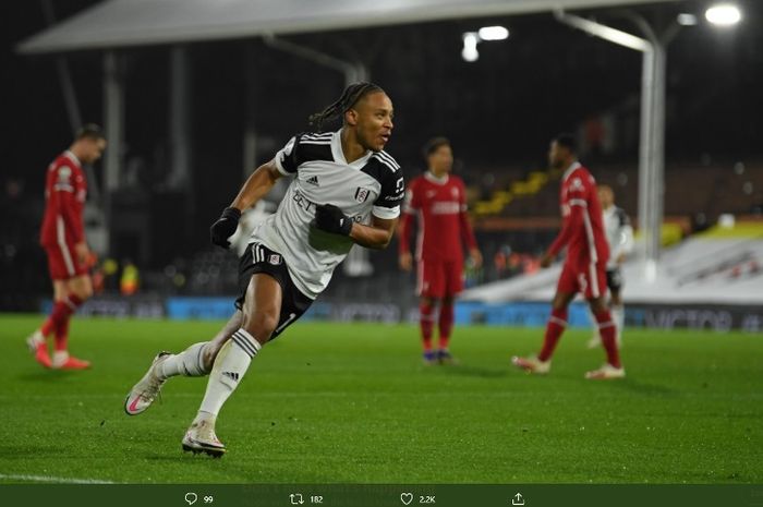 Pemain Fulham, Bobby De Cordova-Reid, melakukan selebrasi seusai mencetak gol ke gawang Liverpool pada Minggu (13/12/2020).