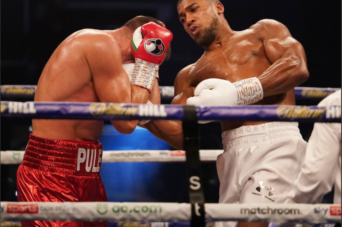 Ketika Kubrat Pulev (kiri) dan Anthony Joshua (kanan) saling bertarung di SSE Arena, London, Inggris, Minggu (13/12/2020).