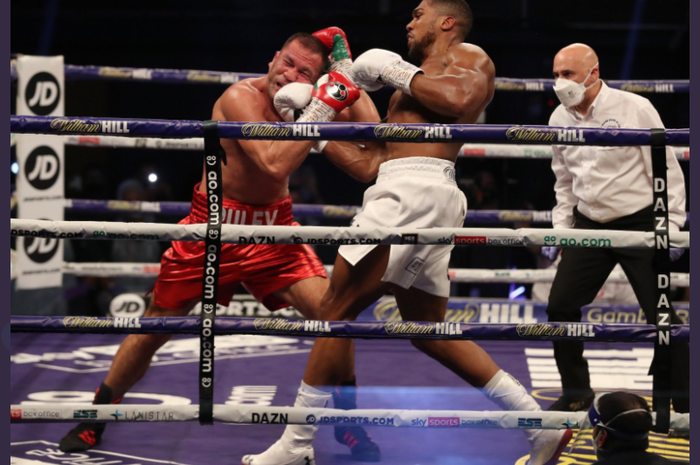 Ketika Anthony Joshua (kiri) melancarkan uppercut untuk menghajar Kubrat Pulev (kanan). Pertarungan keduanya tercipta di SSE Arena, London, Inggris, Minggu (13/12/2020)